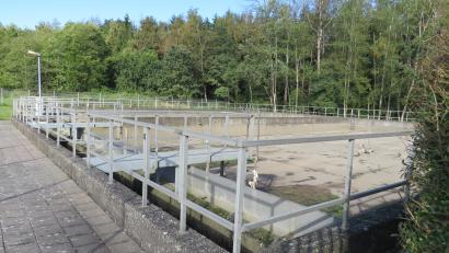 Bild: adj
Der Ansatz für die Betonsanierung des Rückhaltebeckens der Kläranlage wurde in den Haushalt 2025 verschoben.