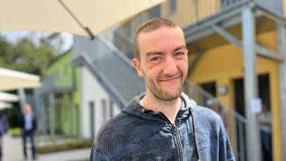Bild: Gabi Schönberger
Matthias (30, ausgebildeter Sanitäter) ist seit Januar einer der ersten Bewohner im neu gebauten Ursula-Barrois-Haus, fühlt sich dort von der Stadt und dem Verein „Die Initiative“ gut betreut und ist optimistisch, dass er in absehbarer Zeit Arbeit und eine eigene Wohnung finden wird.