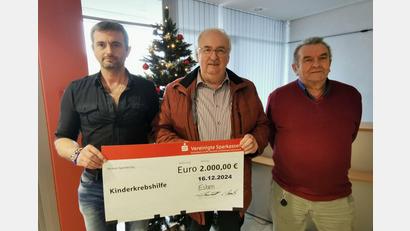 Bild: gz
Die Eslarner Unternehmer Ludwig und Fabian Bauriedl unterstützen die Kinderkrebshilfe mit 2500 Euro.