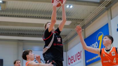 Bild: Martin Schweitzer/exb
Paul Kreutzmeier (Mitte) war bester Korbjäger der Witt Hunters Weiden.