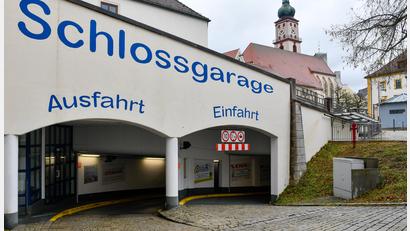 Bild: Petra Hartl
Die erste Stunde ist das Parken in der Sulzbach-Rosenberger Tiefgarage kostenlos. Dennoch nehmen viele, die für kurze Einkäufe in die Altstadt fahren, das Angebot nicht wahr, weil das Parken direkt vor den Geschäften bequemer ist und sie nicht in der engen Schlossgarage rangieren wollen.