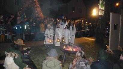 Bild: bk
Engel und Hirten am Lagerfeuer. Die Kaltenbrunner Marktweihnacht ist stimmungsvoll.