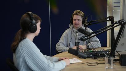 Bild: Jakob Graf
Draußen herrscht wieder winterliches Sauwetter. Was gibt es da Besseres als einen gemütlichen Filmabend? Das finden auch Lisa Sebald und Dominik Mark. Sie geben Filmempfehlungen im Pixel-Popcorn-Podcast.