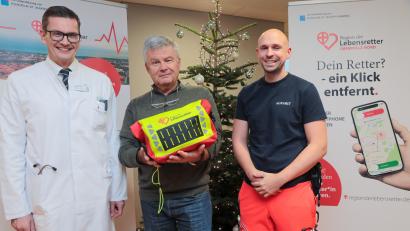 Bild: Wolfgang Steinbacher
Prof. Dr. Christoph Birner, Chefarzt der Klinik für Innere Medizin (links), und Dr. Sebastian Morcinek (rechts) vom Klinikum St. Marien freuen sich über rund 100 sogenannte Rollbags für Ersthelfer. Sie konnten von einer 5000-Euro-Spende der Conrad-Stiftung aus Hirschau angeschafft werden, die Michael C. Geiss (Mitte) als deren Vertreter offiziell übergab.