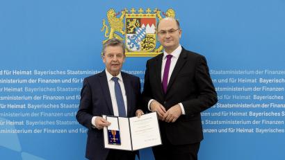 Bild: Christian Blaschka
Bernhard Meiler aus Oberwildenau (links) erhält von Finanz- und Heimatminister Albert Füracker (rechts) das Bundesverdienstkreuz.