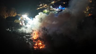 Bild: Stephan Fricke/dpa/NEWS5
Einsatzkräfte von Feuerwehren sind beim Brand eines Sägewerks im Fichtelgebirge im Einsatz. Das Feuer löste einen Großeinsatz aus, insgesamt waren 235 Einsatzkräfte vor Ort. Das Feuer sei aus bislang unklaren Gründen in der Nacht ausgebrochen, sagte ein Polizeisprecher.