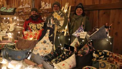 Bild: mrr
Ein großes adventliches Angebot an den Ständen lädt die Besucher zum Bummeln durch den Vilshofener Weihnachtsmarkt ein.
