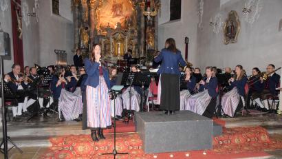 Bild: bö
Ein unter die Haut gehendes Finale erleben mehrere Hundert Zuhörer beim Weihnachtskonzert der Trachtenkapelle Hohenburg unter der Leitung von Anja Paulus mit dem Hit "Gabriellas Säng", das Tanja Fruth eindrucksvoll in schwedischer Sprache vortrug.