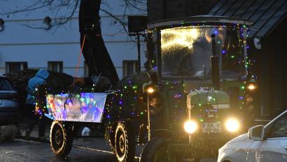 Archivbild: Petra Hartl
Der Weihnachtsbulldog der Erlöserkirche ist am Freitag wieder mit viel Musik an Bord in Amberg unterwegs.