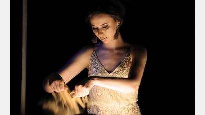 Bild: We Production/exb
Die "Queen of Sand" Irina Titova lässt aus Sand vergängliche Kunstwerke entstehen.