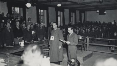 Bild: United States Holocaust Memorial Museum. Provenienz: Elisabeth und Maria Kvitashvili
Der Kommandant des KZ Dachau, Martin Gottfried Weiss (Mitte links), als Hauptangeklagter im Dachauer Prozess.