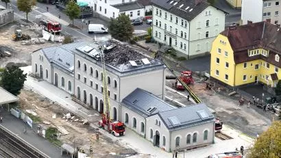 Bild: Rotary Club Auerbach/lei
Der Rotary Club Auerbach hat im Auerbacher Rathaus Spenden in Höhe von 2.300 Euro übergeben und für Weihnachtsfeeling gesorgt.