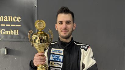 Bild: Nils Ganzmann
Der Siegerpokal von Andreas Schundiak steht im Eingangsbereich seiner Firma in Wernberg-Köblitz, sodass er ihn jeden Tag sieht.