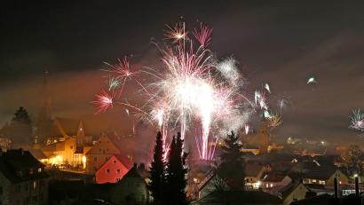 Bild: mef
Farbenfroh, spektakulär, laut und umstritten. Sollte das Silvesterfeuerwerk (hier in Floß 2019) erlaubt bleiben oder stärker reguliert sein?