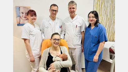 Bild: Marie Ehras
Der kleine Laurenz verzaubert nicht nur seine Mama Lisa, sondern auch (stehend, von links) Rebecca Lehnerer (Gesundheits- und Krankenpflegerin), Oberarzt Andrii Krasovskyi, Chefarzt Dr. Christian A. Eberlein und Hebamme Hannah Schröder.