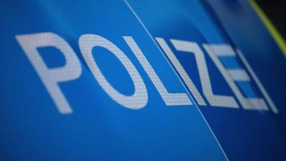 Symbolbild: Marijan Murat/dpa
Die Polizei fand die mutmaßliche Unfallverursacherin und kassierte ihren Führerschein ein.