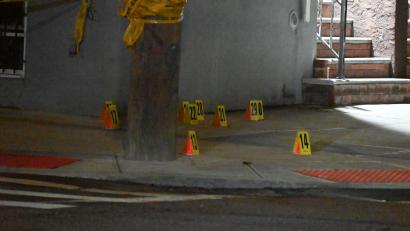 Bild: Kyle Mazza/SOPA Images via ZUMA Press Wire/dpa
Vor einem Veranstaltungsraum im Stadtteil Queens fielen Schüsse.