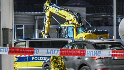 Bild: Fabian Koss/onw-images/dpa
Erst mit Schüssen auf den Fahrer kann die Polizei den Bagger stoppen, der von Grünsfeld bis Tauberbischofsheim eine Schneise der Verwüstung hinterlassen hat.