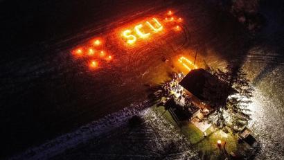 Bild: Johannes Rumpler
Ein beindruckendes Bild bietet sich von einer Drohne aus, die die Wurzhütte bei der Wintersonnwendfeier überquert.