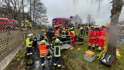 Bild: Klaus Schicker/KFV Tirschenreuth/exb
Feuerwehren und Rettungskräfte mussten am Donnerstagvormittag zu einem Unfall nach Heimhof ausrücken.
