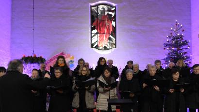 Bild: Peter Ringeisen
Vorbereitung aufs Konzert: Hier beim Einsingen trägt die Amberger Chorgemeinschaft noch Wintermäntel - beim Konzert dann war nur Konzertkleidung zu sehen.