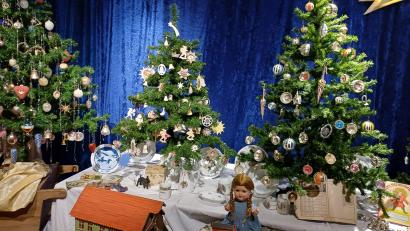 Bild: Sylvia Schmon/exb 
Im Museumsquartier in Tirschenreuth ist historischer Christbaumschmuck zu sehen.