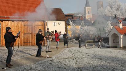 Bild: dl
Die Böllergruppe des VPC Thanstein begrüßt lautstark das neue Jahr erstmals auf dem neuen Dorfplatz.