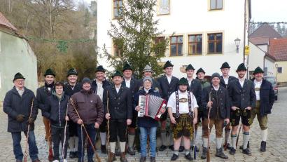 Bild: jp
Die Goaßlschnalzer des Trachtenvereins Sechs Lilien begrüßen das neue Jahr mit einem knalligen Ständchen. Musikantin Michaela Ehbauer (Mitte) gab mit ihrem Akkordeon den Rhythmus vor.