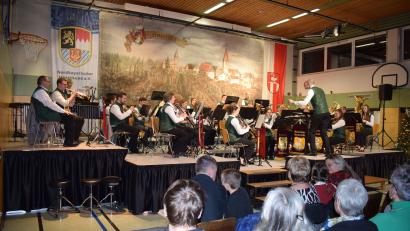 Bild: oe
Zum Jahresausklang gibt die Ammerthaler Blaskapelle unter der Leitung von Dirigent Philipp Senft ein Konzert, das viel Beifall erhält.