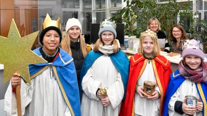Bild: Petra Hartl
Die Sternsinger von St. Martin in Amberg bitten bei der Amberger Zeitung um eine Spende. Vorne von links: Max, Marie, Sophia, Teresa und Julia.