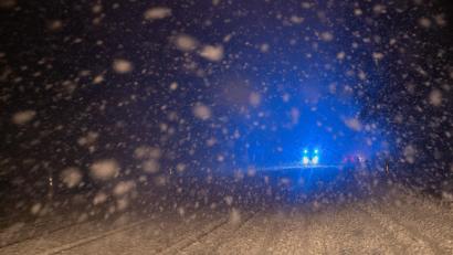 Symbolbild: Bernd Weißbrod /dpa
Ein Wagen mit Blaulicht fährt auf einer schneebedeckten Straße. In Hermannsberg bei Illschwang ist eine Autofahrerin wegen der Glätte von der Fahrbahn abgekommen und gegen einen Verteilerkasten gefahren.