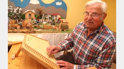 Bild: Hirsch
Wenn Ludwig Peringer seine Krippe aufgebaut hat, holt er die Harfe hervor und spielt Weihnachtslieder..