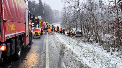 Bild: jma
Die Feuerwehr musste den Fahrer schonend aus dem Unfallwagen befreien.