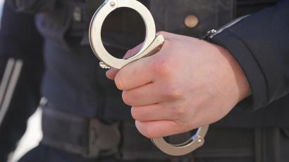 Symbolbild: Marcus Brandt/dpa
Bundespolizisten nahmen einen Mann fest, der in die Wohnung einer 87-Jährigen in Regenstauf eingedrungen war.