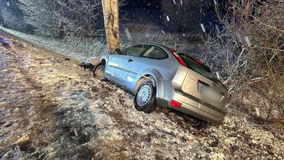 Bild: Klein/Vifogra/dpa
In Velburg kam ein Auto aufgrund der schneeglatten Fahrbahn von der Straße ab und prallte frontal gegen einen Baum.