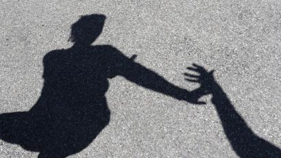 Symbolbild: Karl-Josef Hildenbrand/dpa
Polizisten haben zwei Tatverdächtige nach einer versuchten Vergewaltigung in Regensburg festgenommen.