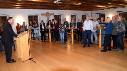 Bild: bö
Viele Bürger und weitere Gäste kommen am ersten Tag des neuen Jahres zum Neujahrsempfang in das Hohenburger Rathaus. Ihnen versichert Bürgermeister Florian Junkes (links), dass ihm der Dialog mit der Bürgerschaft besonders am Herzen liegt.