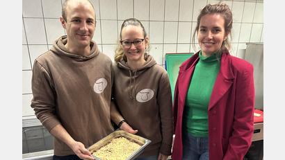 Bild: Gabi Eichl/exb
Der Bio-Laden "Schwammerl" beliefert Kinder in Schulen und Kindergärten mit frischen Bio-Gerichten. Laura Weber von den Grünen (rechts) half Michael Wildenauer und seiner Frau Franziska beim Kochen einer Gemüse-Lasagne.
