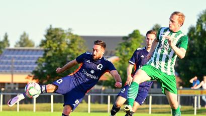 Archivbild: Thomas Schrems 
Das grüne Trikot ist Geschichte: Ab sofort trägt Dennis Paulus (rechts) das Trikot des TSV Tännesberg. Der will so seine defensive Anfälligkeit in den Griff bekommen.