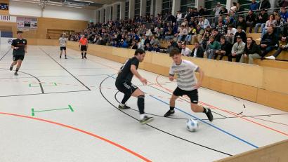 Bild: Hubert Ziegler
Eine Szene aus dem Halbfinale zwischen den SpVgg SV Weiden (helle Trikots) und dem SV Fortuna Regensburg. Weiden setzte sich im Neunmeterschießen durch.