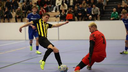 Bild: Dieter Jäschke
Frederic Schüll (links) und der ASV Burglengenfeld setzten sich im Endspiel des Kia-Cups gegen die SpVgg SV Weiden II (im Bild Torhüter Marko Smodlaka) durch.
