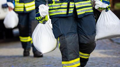 Bild: Moritz Frankenberg/dpa
Feuerwehren rufen die Bevölkerung dazu auf, sich besser auf Naturkatastrophen vorzubereiten. (Archivbild)