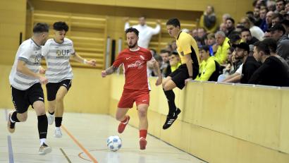 Bild: Hubert Ziegler
Szene aus dem Endspiel zwischen dem ATSV Erlangen (rotes Trikot) und der SpVgg SV Weiden (weiße Trikots).