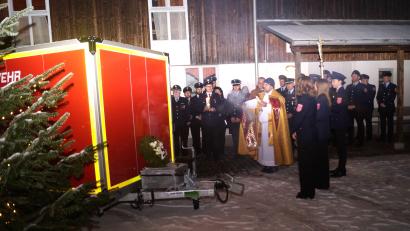 Bild: slh
Nach dem Gottesdienst segnet Pfarrer Hans Spitzhirn den neuen Spezial-Anhänger der Feuerwehr Weihern.