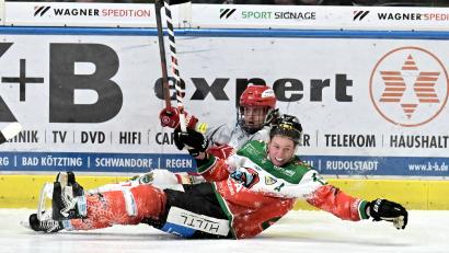 Bild: Hubert Ziegler
Tiefer Fall: Nach zwei Niederlagen und 0:8 Toren ist der ERSC Amberg (hier mit Felix Köbele, vorne, im Spiel gegen Miesbach) im Abstiegskampf der Eishockey-Bayernliga angekommen.