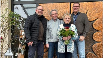 Bild: bk
Zu den Gratulanten zählt auch eine Abordnung der SPD Weiherhammer mit (von links) Mirko Bertl, Helmut Fastner und Rainer Vater.