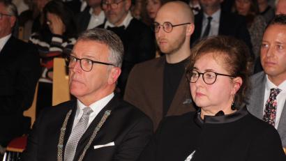 Bild: kro
Sichtlich ergriffen nahm Bürgermeister Franz Stahl nach seiner Rede neben Gattin Cornelia wieder Platz, dahinter die beiden Söhne Peter und Franz (rechts).