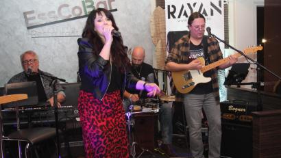 Bild: pi
Rockmusik in Perfektion. Ray.An und ihre Band begeistern das Publikum in der EssCoBar.