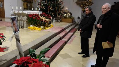 Bild: Fred Lehner
Am Bild des bei dem Anschlag in Magdeburg getöteten Neunjährigen in der katholischen Pfarrkirche St. Johannes der Täufer hatte sich Diözesanbischof Dr. Rudolf Voderholzer mit Pfarrer Max Früchtl zu einem stillen Gedenken eingefunden.