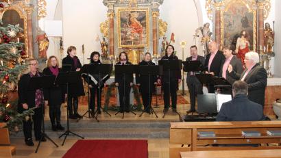 Bild: pi
Das Vokalensemble "ChorDiSono" erhält beim Benefizkonzert in Neukirchen zu St. Christoph viel Beifall.
